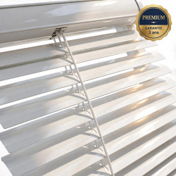 Store venitien aluminium 15mm blanc ouvert 45 degres orientation lumiere modulable petite fenetre cuisine