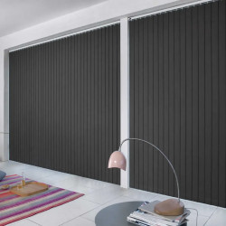 Store californien occultant anthracite 127mm - lames verticales fermées - baie vitrée salon moderne